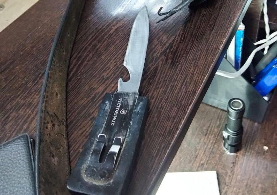 Саратовец пришел к приставу со встроенным в ремень ножом